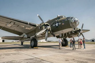 Boeing B-17F Flying Fortress restauré exposé lors d'un meeting aérien vintage, entouré de passionnés d'aviation
