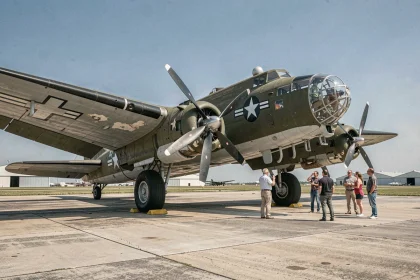 Boeing B-17F Flying Fortress restauré exposé lors d'un meeting aérien vintage, entouré de passionnés d'aviation
