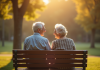Vieux couple assis sur un banc partageant un sourire