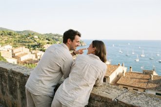 couple profitant d'une vue sur la mer Méditerranée depuis un balcon