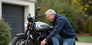 Les meilleures astuces pour entretenir votre Dax 125cc Homme ajustant la roue d'une moto Dax 125cc en extérieur