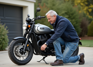 Homme ajustant la roue d'une moto Dax 125cc en extérieur
