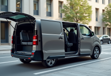 Véhicule Peugeot Expert en ville avec portes ouvertes